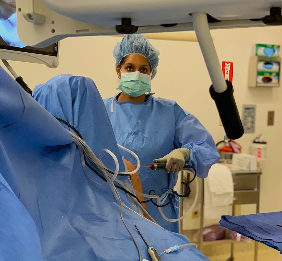 knee surgeon during minimally invasive surgery - crop