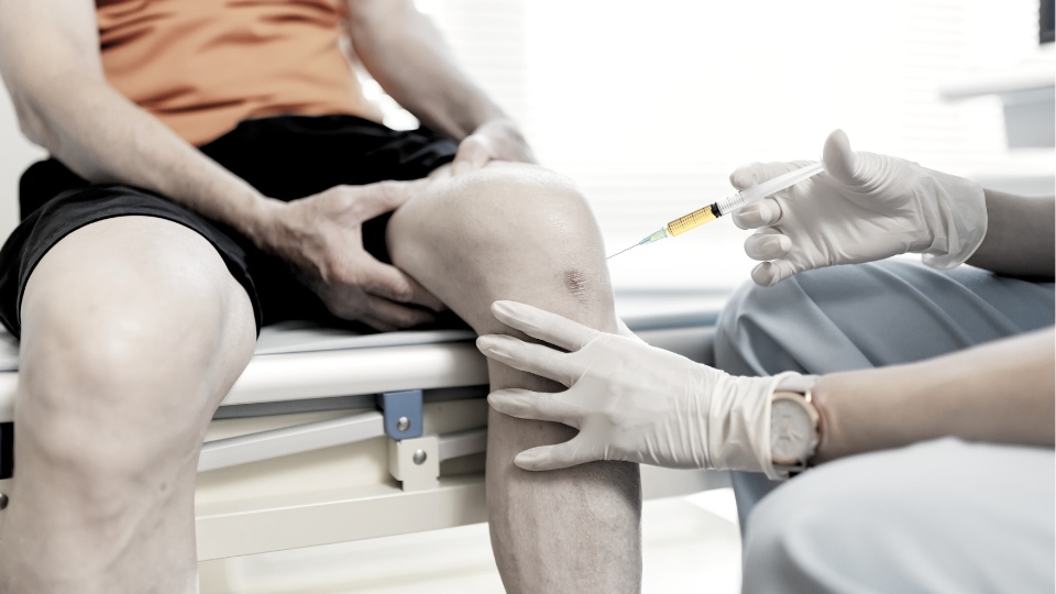 knee injection for man with knee pain