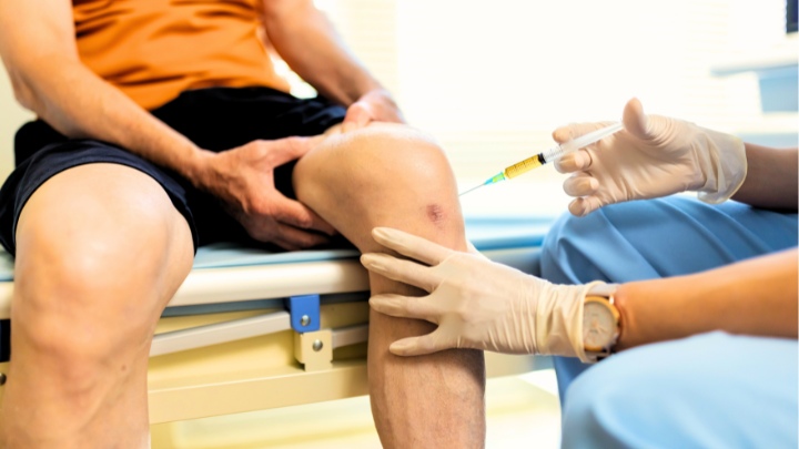 knee prp injection for man with knee pain